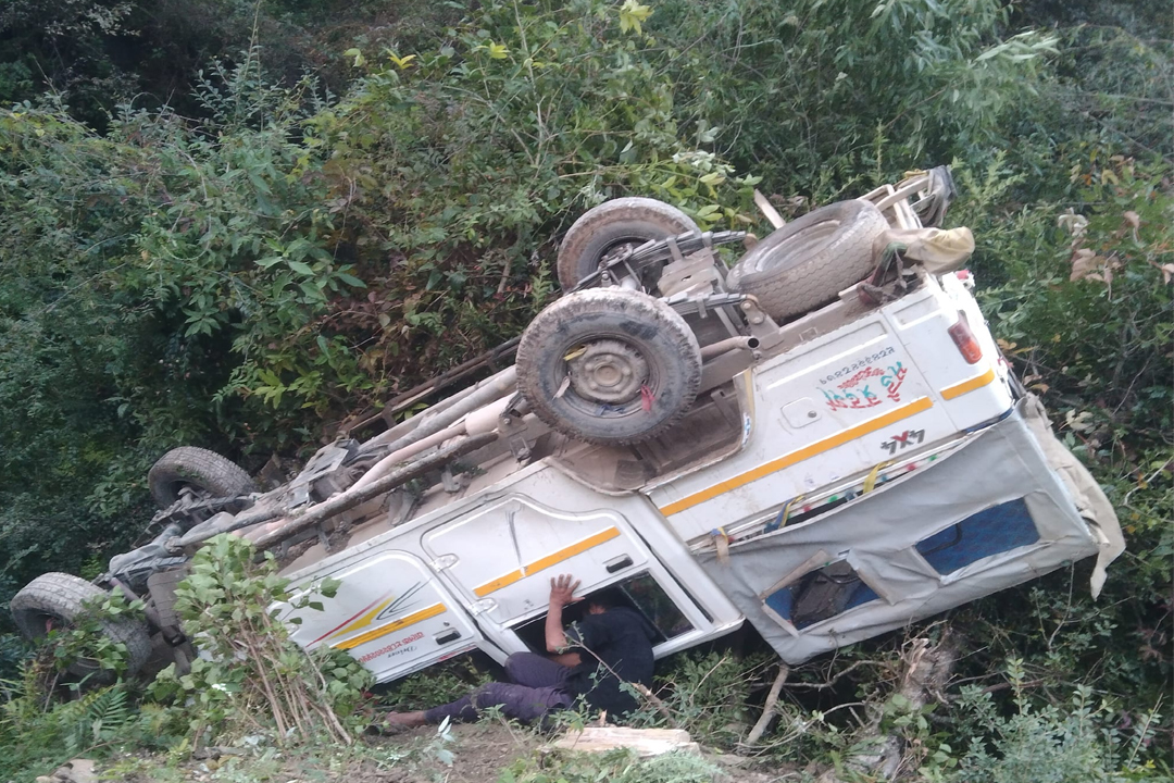 बैतडीमा जन्ती बोकेको जिप दुर्घटना, चालक घाइते